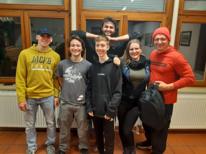 Gruppenbild mit sechs jungen Menschen