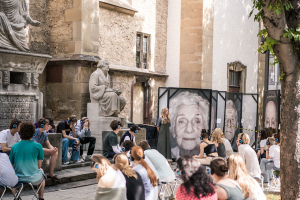Bild einer Theateraufführung im Freien.