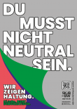 Auf dem Poster steht weiß auf grauen Hintergrund: Du musst nicht neutral sein. Die linke untere Ecke ist in bunten Farben gehalten, dort steht: Wir zeigen Haltung. KiJuBe (Kinder- und Jugendbeteiligung). Bunt. Demokratisch.