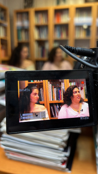 In einer Kamera sind zwie Frauen zu sehen, die gerade gefilmt werden